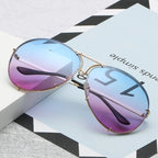 Brille mit blau-violettem Farbverlauf und ovalem Glas auf ruhigem Hintergrund