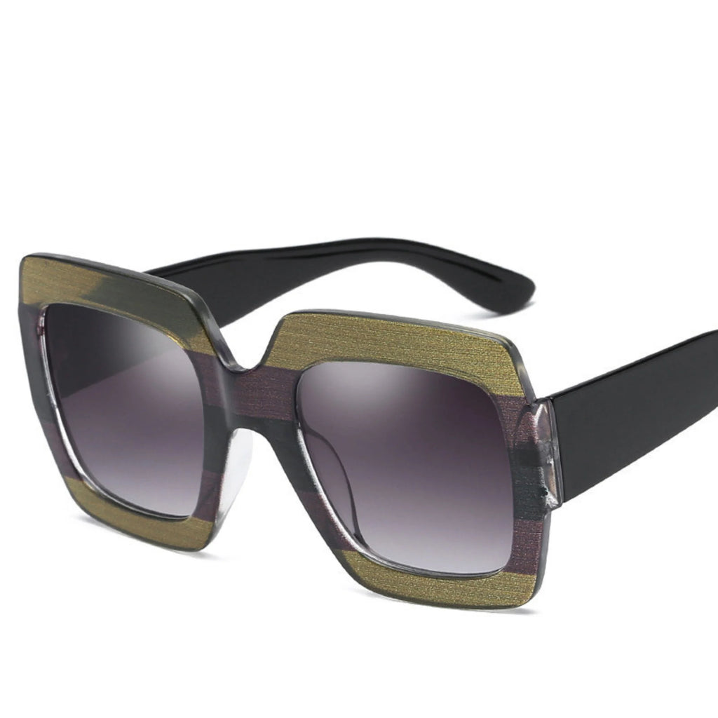 Sonnenbrille mit oliv-gold segmentierter Front und dunkelgrauen Seiten – keine Gravur, kein Logo