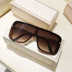 Dunkelbraune Visier-Sonnenbrille mit glatter Frontfläche und Verlaufstönung