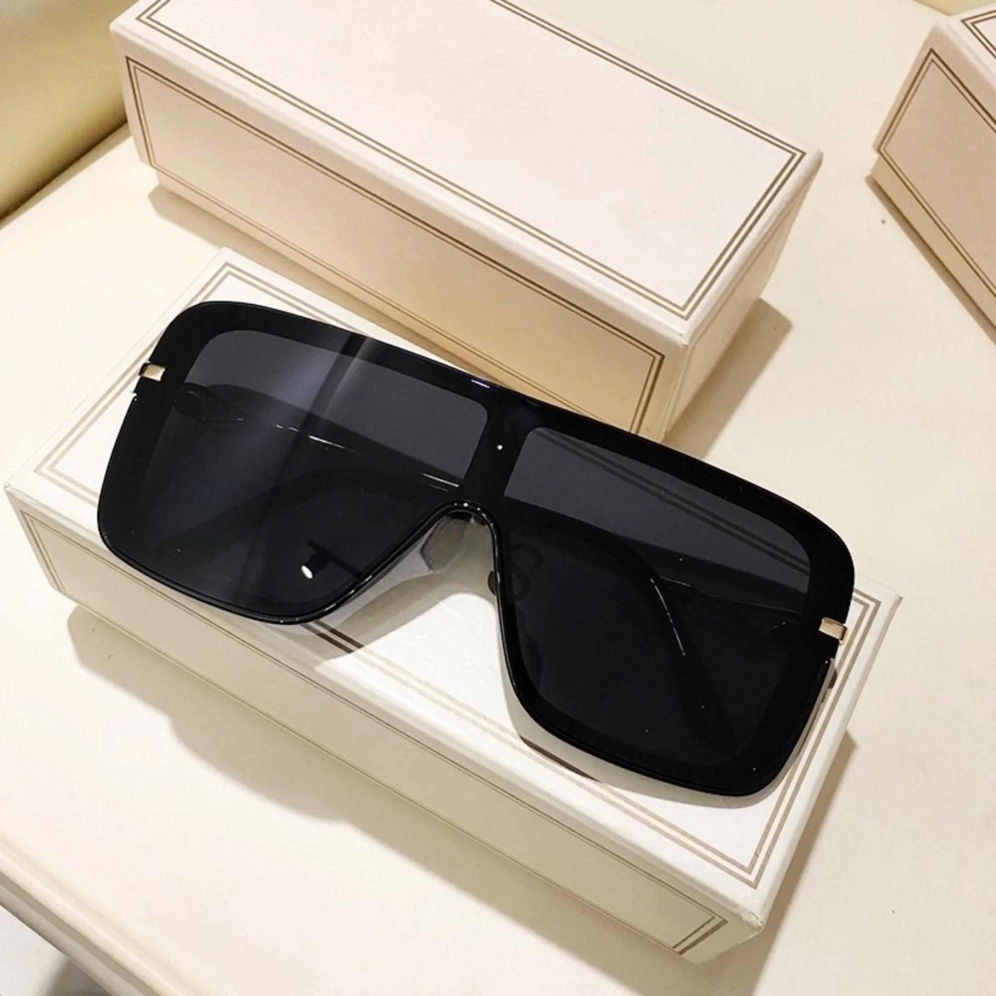 Vollschwarze Sonnenbrille mit massiver Visierform – ohne Unterbrechung