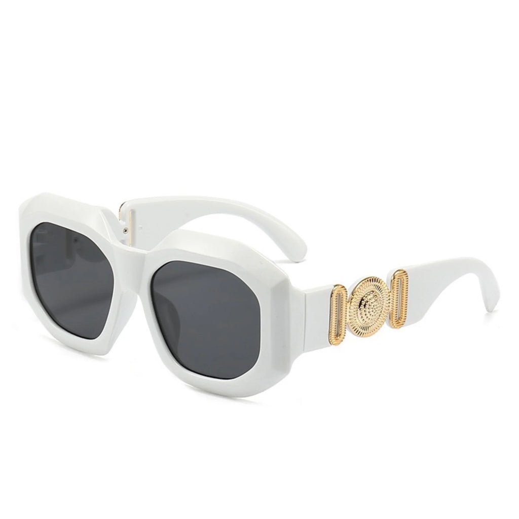 Weisse Sonnenbrille mit schwarzer Fläche und goldenen Seitendetails – frontal