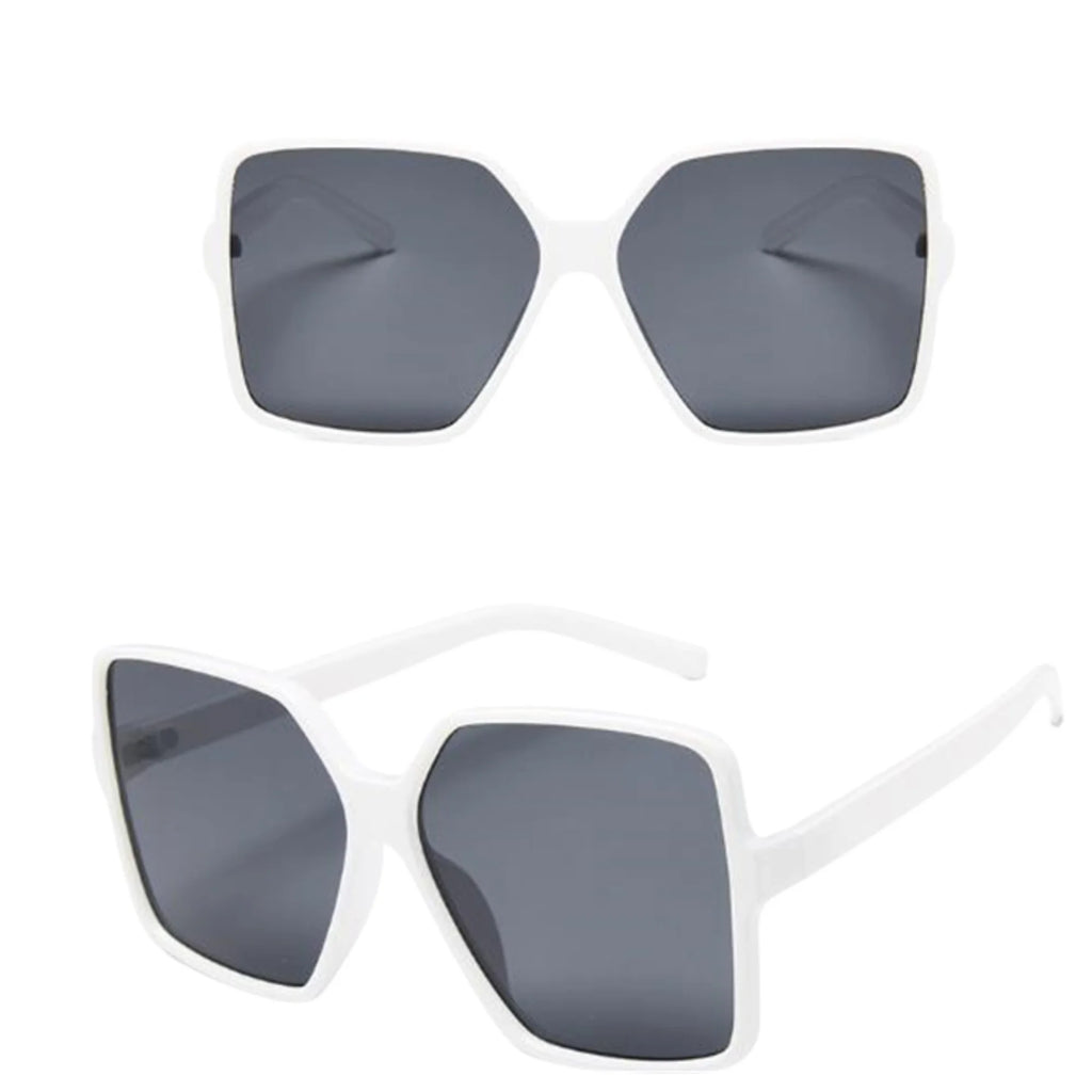 Klassische Sonnenbrille in Weiss mit grauen Gläsern – kantiger Look in zwei Ansichten