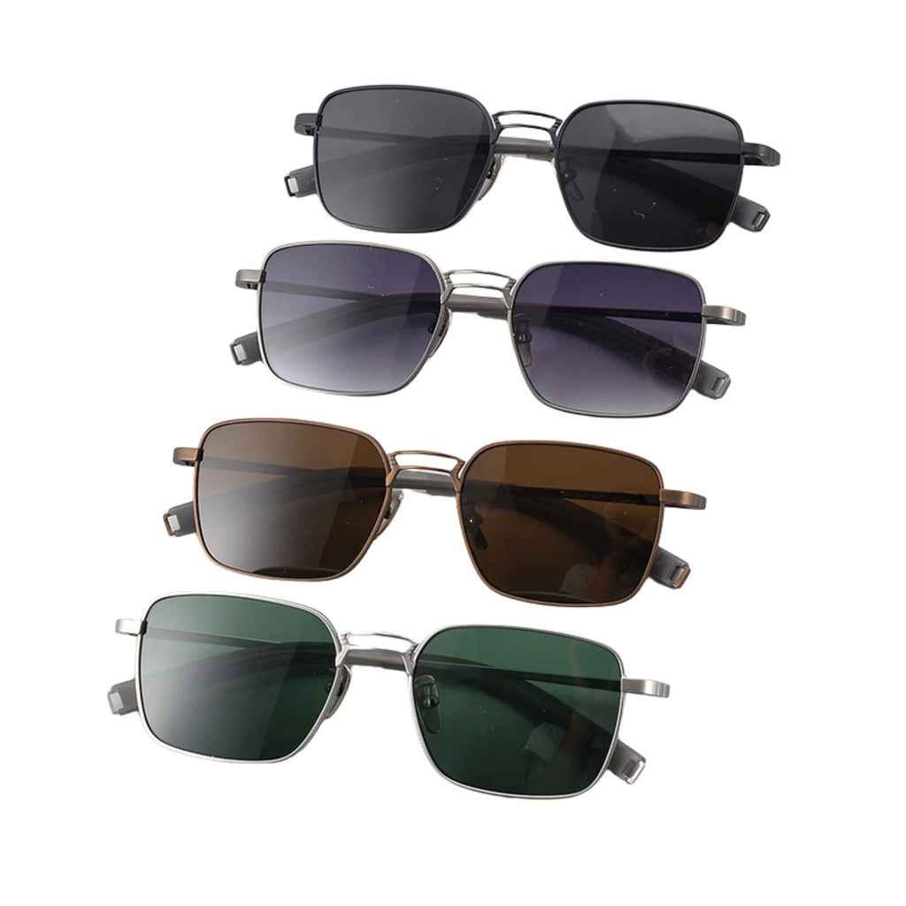 Vier rechteckige Sonnenbrillen mit Titanrahmen in Schwarz, Grau, Braun und Grün