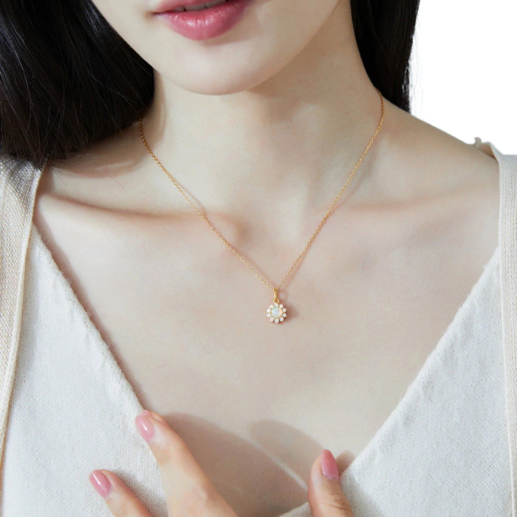 Getragene Silberkette mit Sonnenanhänger – leicht, glänzend und mit zentralem Symbol für Lebensfreude