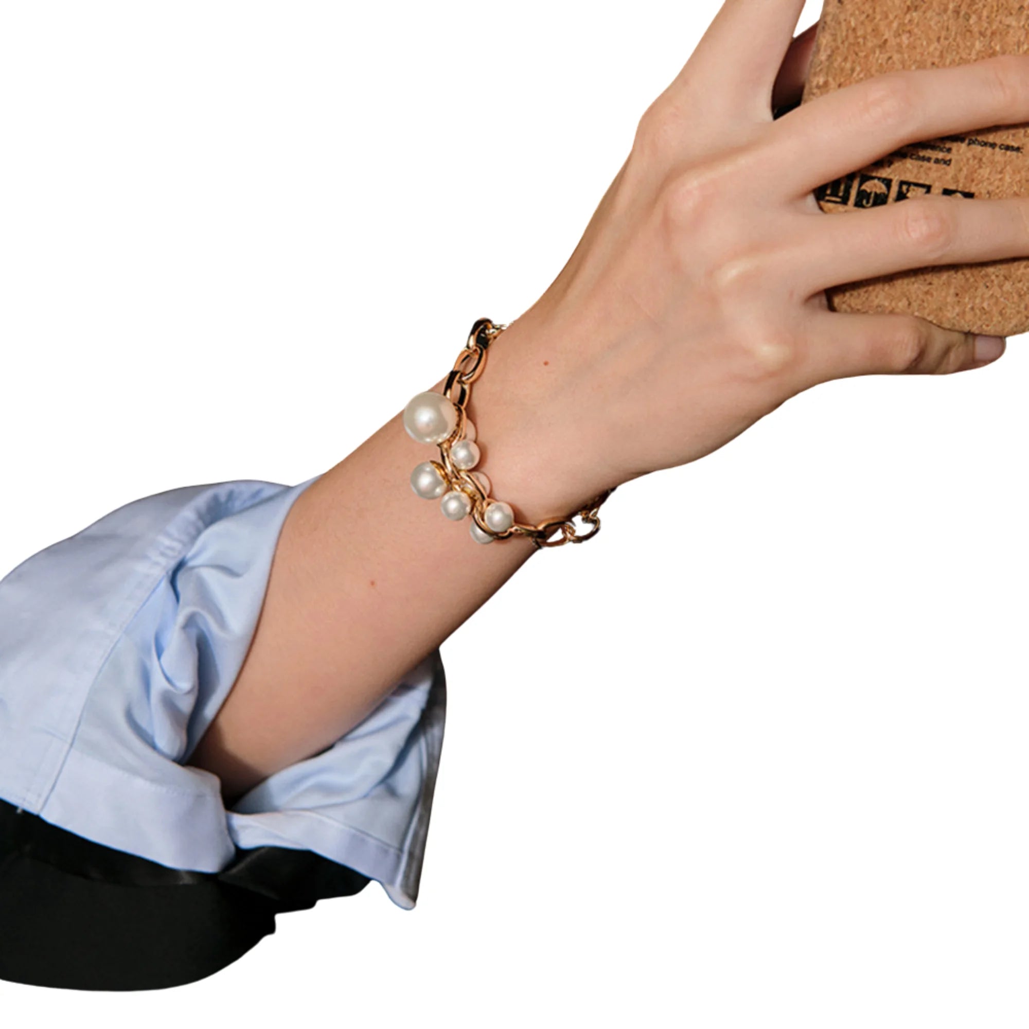 Statement-Armband mit goldener Gliederkette und Perlencluster – getragen am Handgelenk