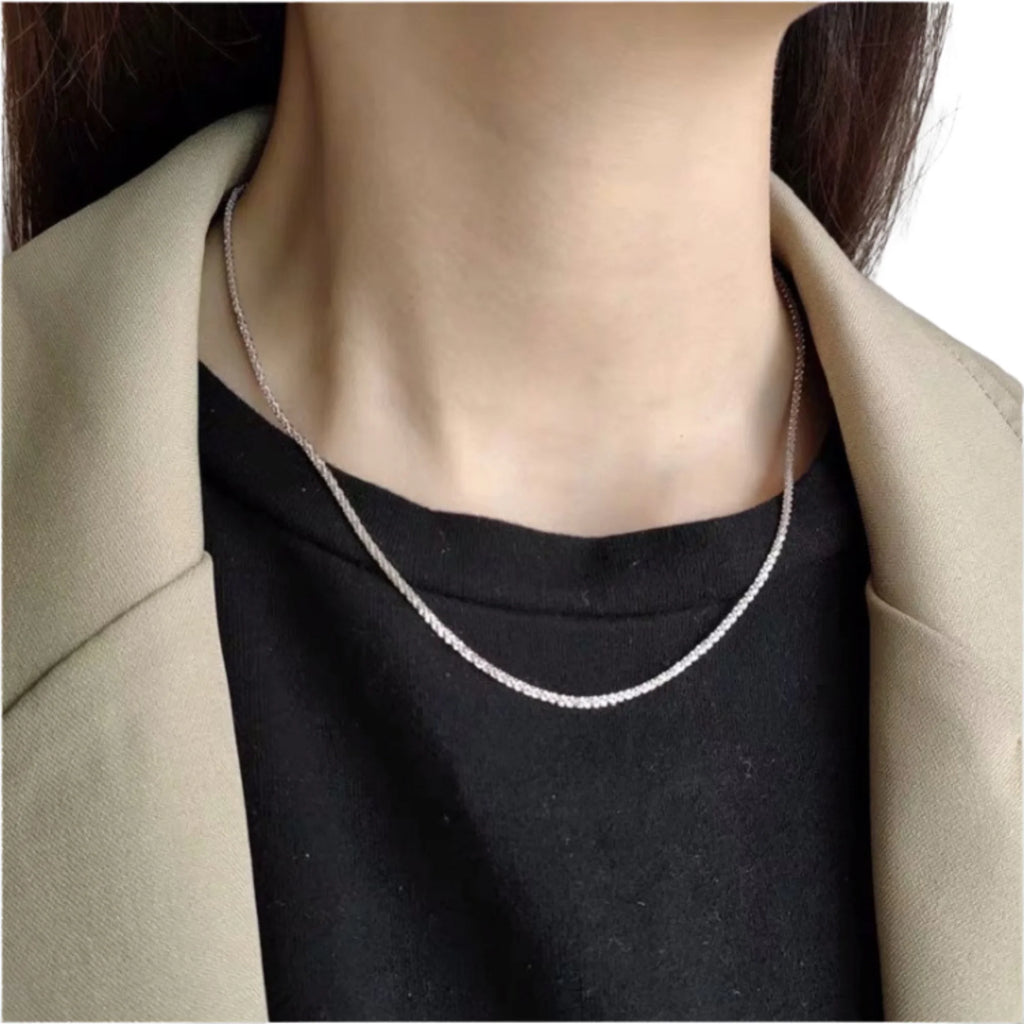 Detailansicht der Sternstruktur auf der Silberkette – gleichmässig, dezent, klar eingefräst auf 925 Silber