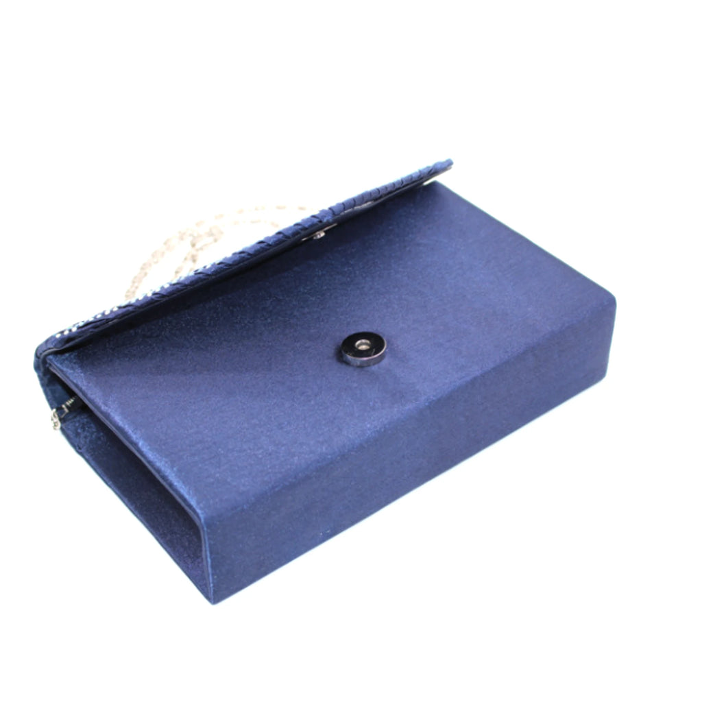 Royal Depth Clutch geöffnet – Blick ins strukturierte Innenfach mit Magnetverschluss