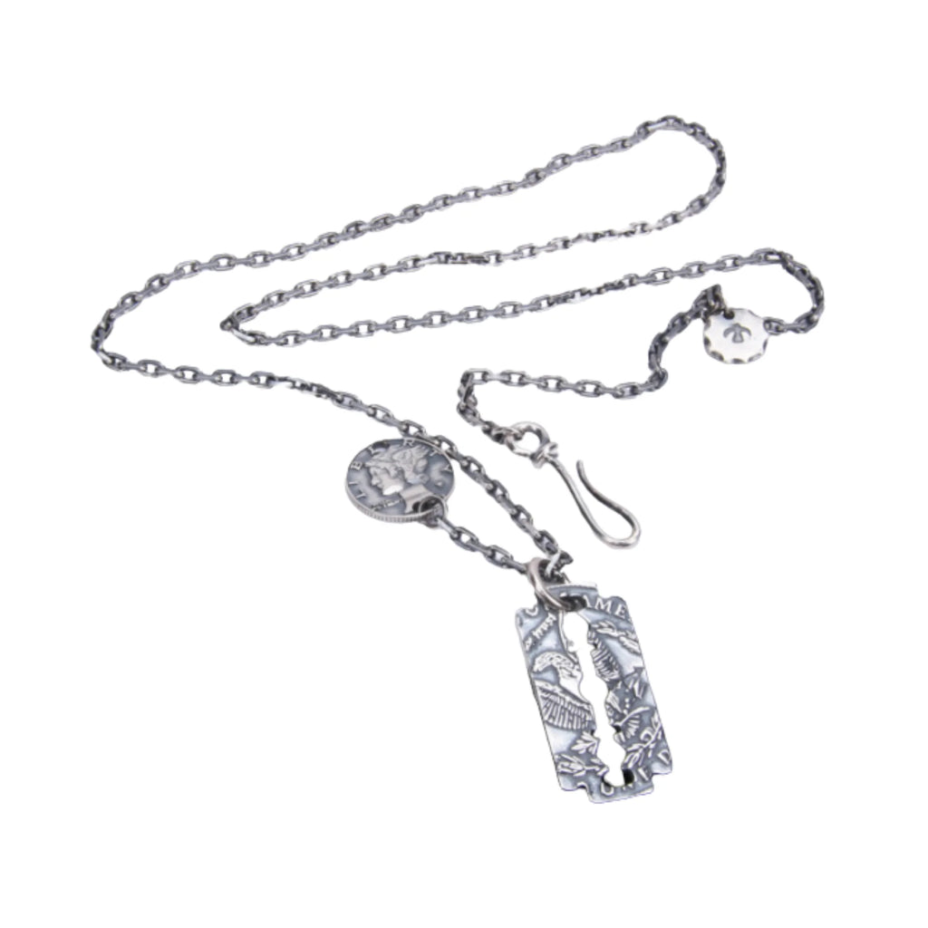 Getragene Silberkette mit geradlinigem Design im Streetstyle