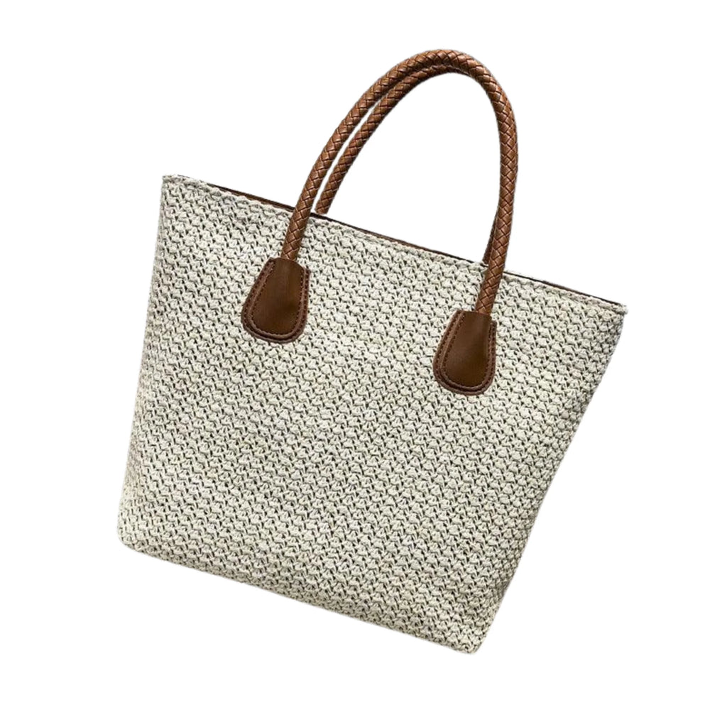 Beige Tasche aus gewebtem Naturstroh, frontal fotografiert, ruhiger Look für Alltag und Szene