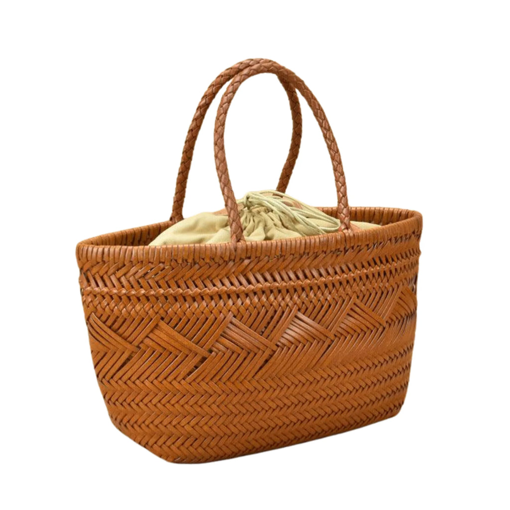 Strukturierte Tasche aus Leder in ruhigem Design, leicht seitlich aufgenommen