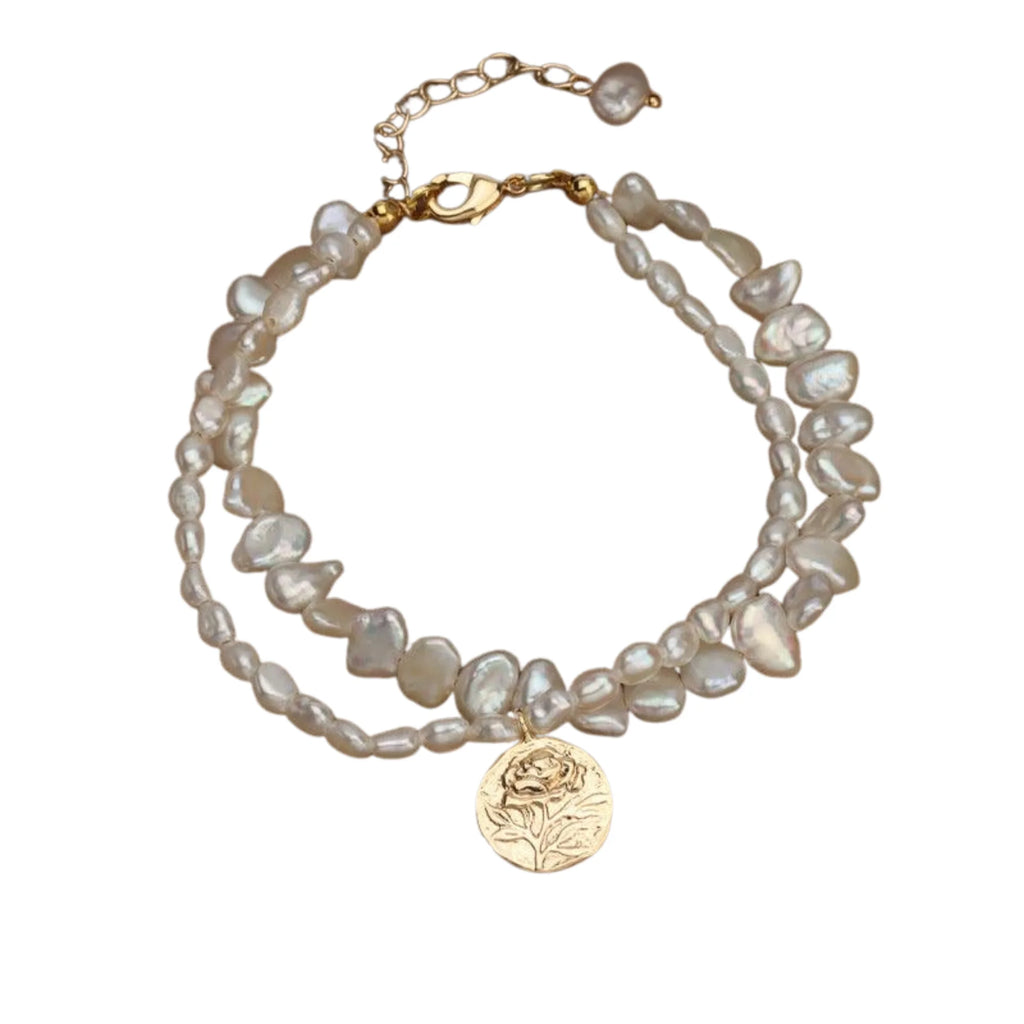 Naturweisses Armband mit organischen Perlenformen und vergoldetem Relief-Coin, mattes Finish