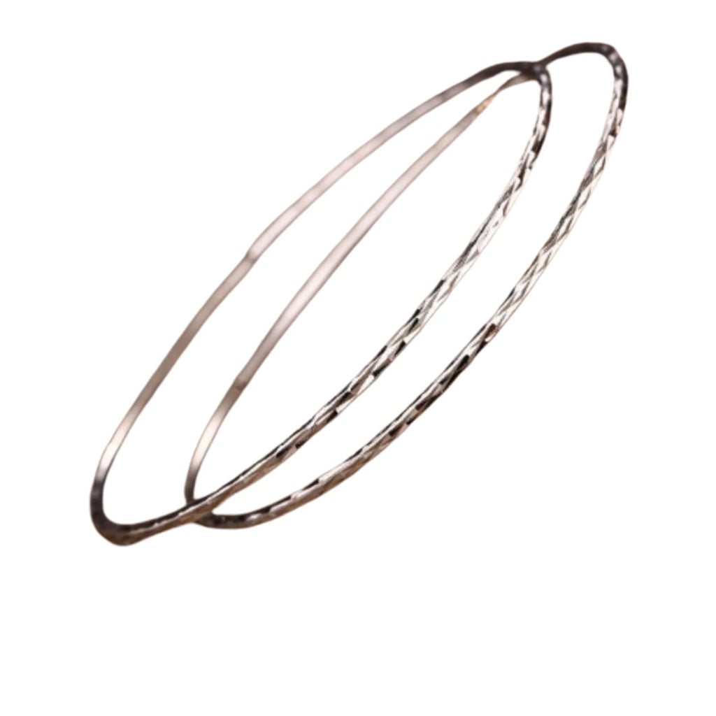 Strukturierte silberne Creolen im flachen Design, ohne Stein oder Glanz