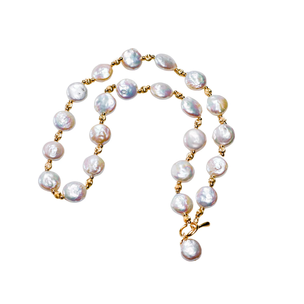 Natürliche Buttonperlen mit goldenen Verbindungselementen – barocke Klarheit ohne Überfluss
