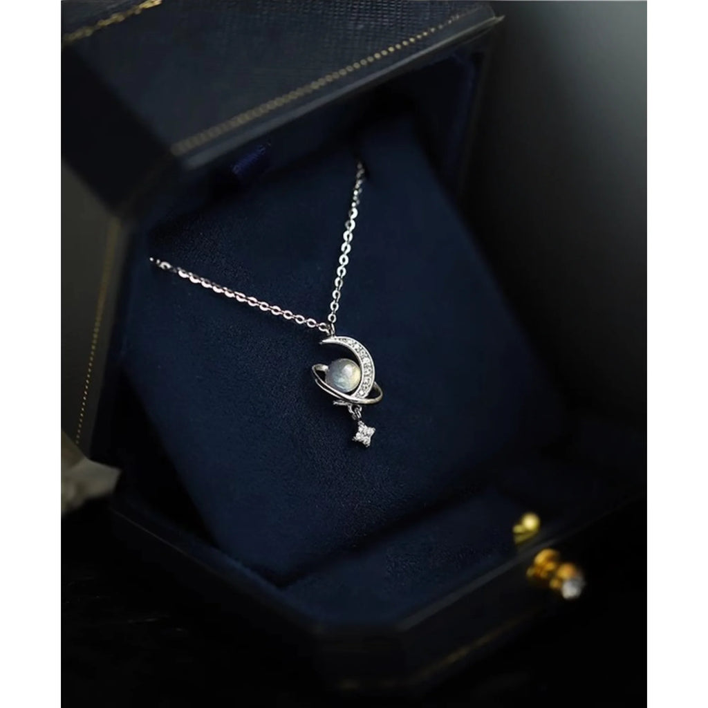 Silberanhänger mit Planet-Mond-Motiv in Geschenkbox