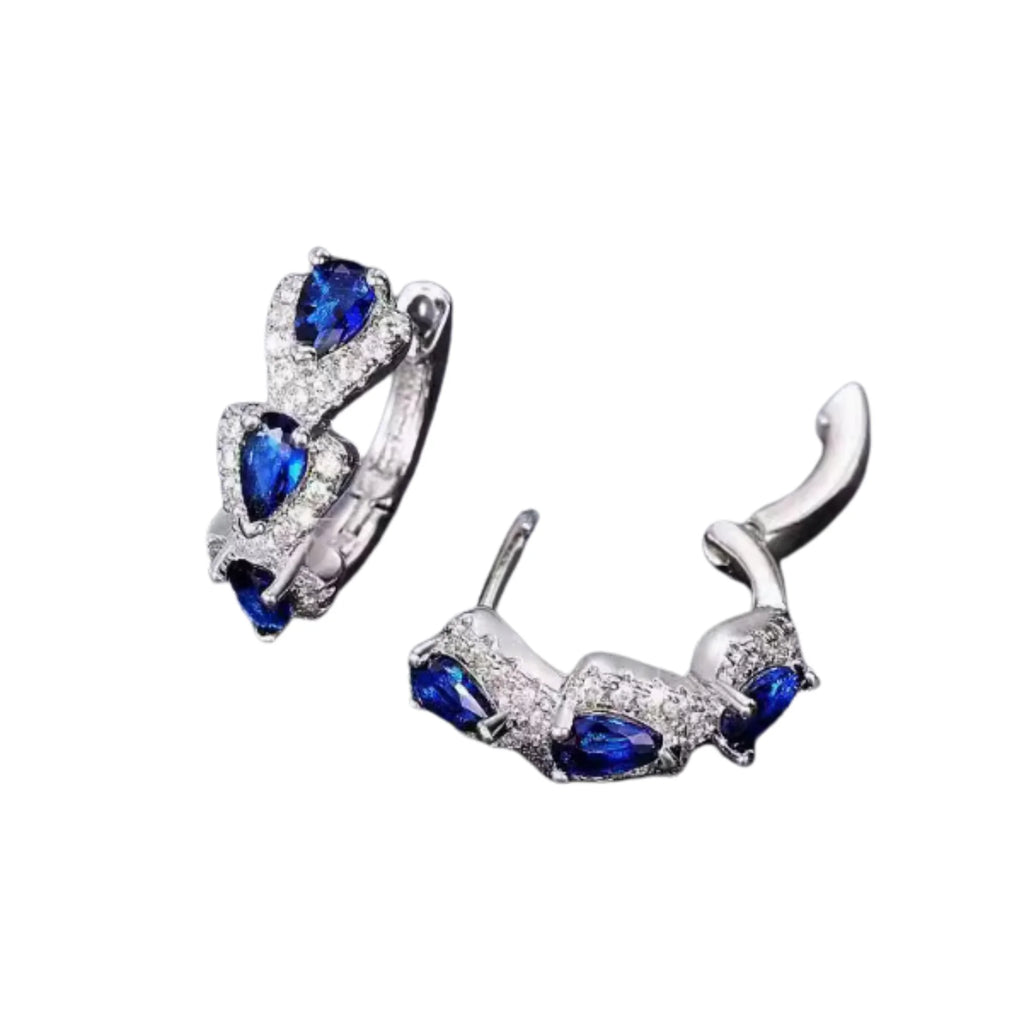 Creolen mit dunkelblauen Zirkonia-Tropfen in klarer Silberfassung – abgelegt und geöffnet