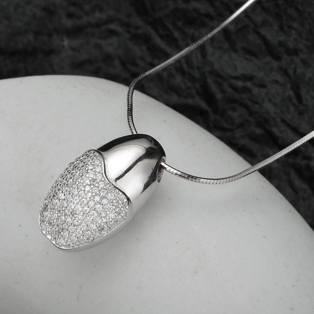 Detailaufnahme des Tropfenanhängers mit Zirkoniabesatz – facettierte Steine, glänzende Oberfläche