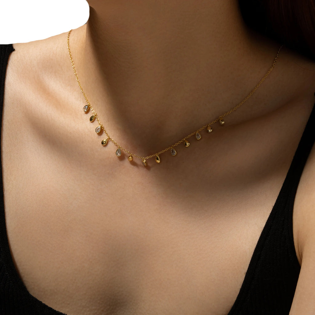 Getragene Tropfenkette aus 925 Silber – verspielt, beweglich und feminin mit feiner Struktur