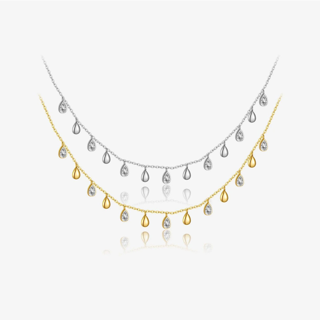 Tropfenkette in Bewegung – Lichtreflexe auf den Tropfenelementen, zart und lebendig bei jedem Schritt