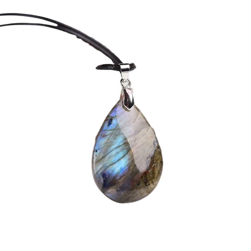 Nahaufnahme Tropfenanhänger – schimmernder Kristall