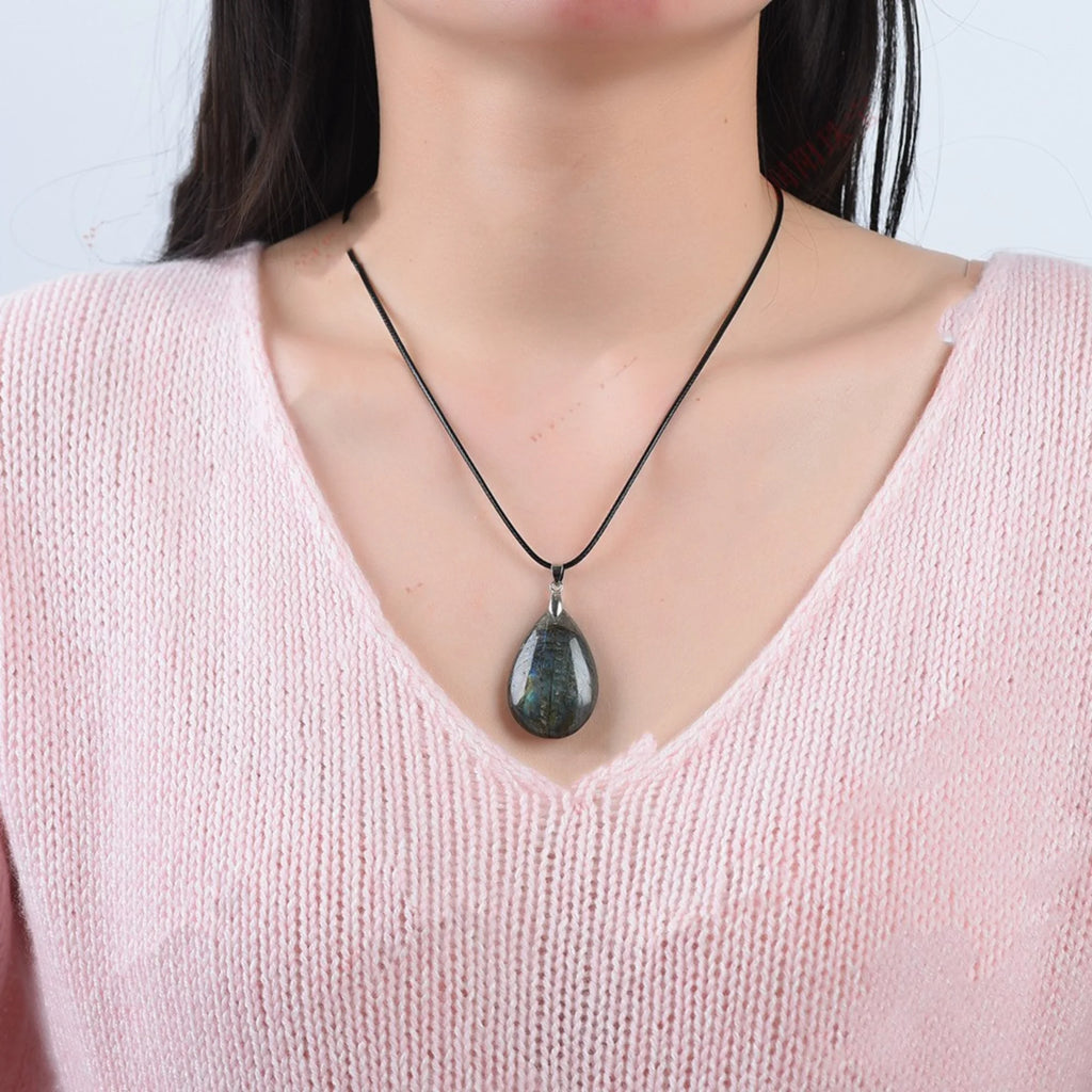 Kristallkette mit Tropfenanhänger in Mondsteinoptik – getragen