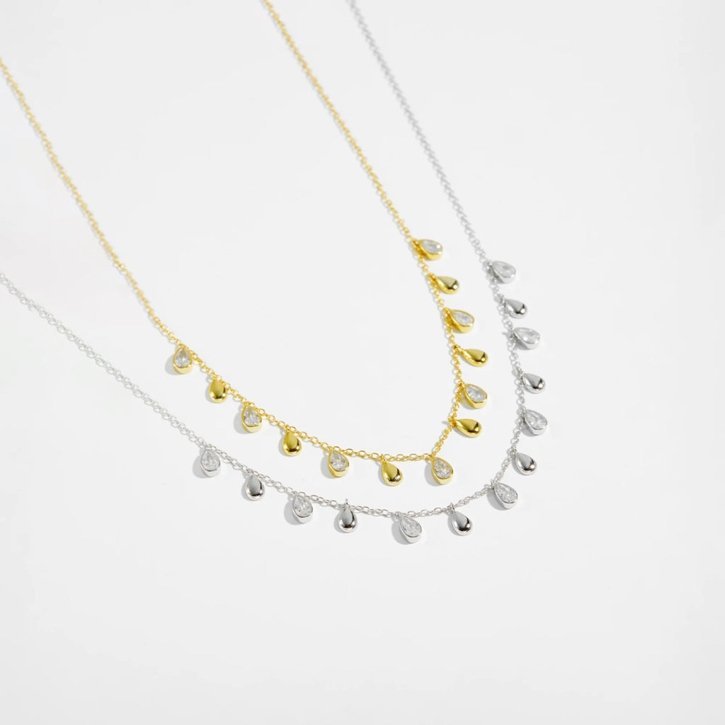 Tropfenkette aus 925 Silber – glänzend, ruhig und strukturiert mit beweglicher Tropfenform