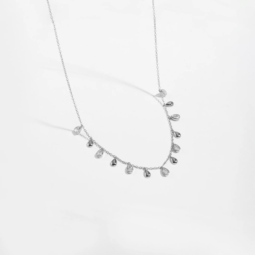 Tropfenkette in Silber und Gold – bewegliche Elemente, klare Form, zartes Design aus 925 Silber