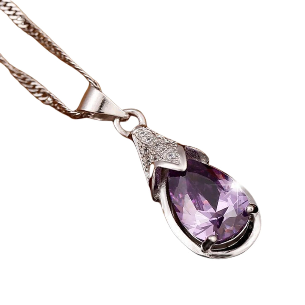 Getragene Tropfenkette mit violettem Zirkonia – feminin, elegant und kombinierbar im Alltag