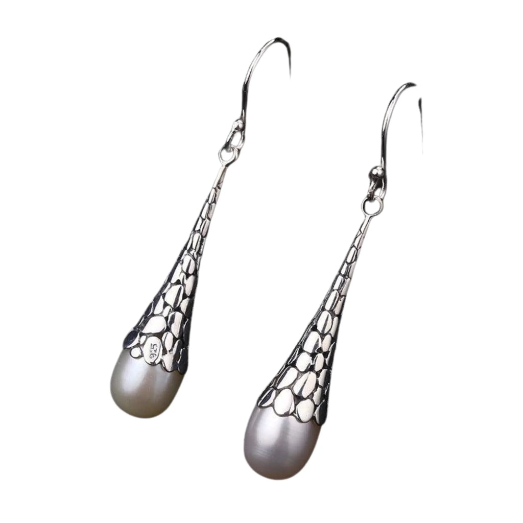 Geometrisch strukturierte Ohrringe mit Perlentropfen – ruhig und offen