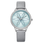 Runde Uhr in Hellblau und Silber mit Glitzerrahmen und floralem Ziffernblatt