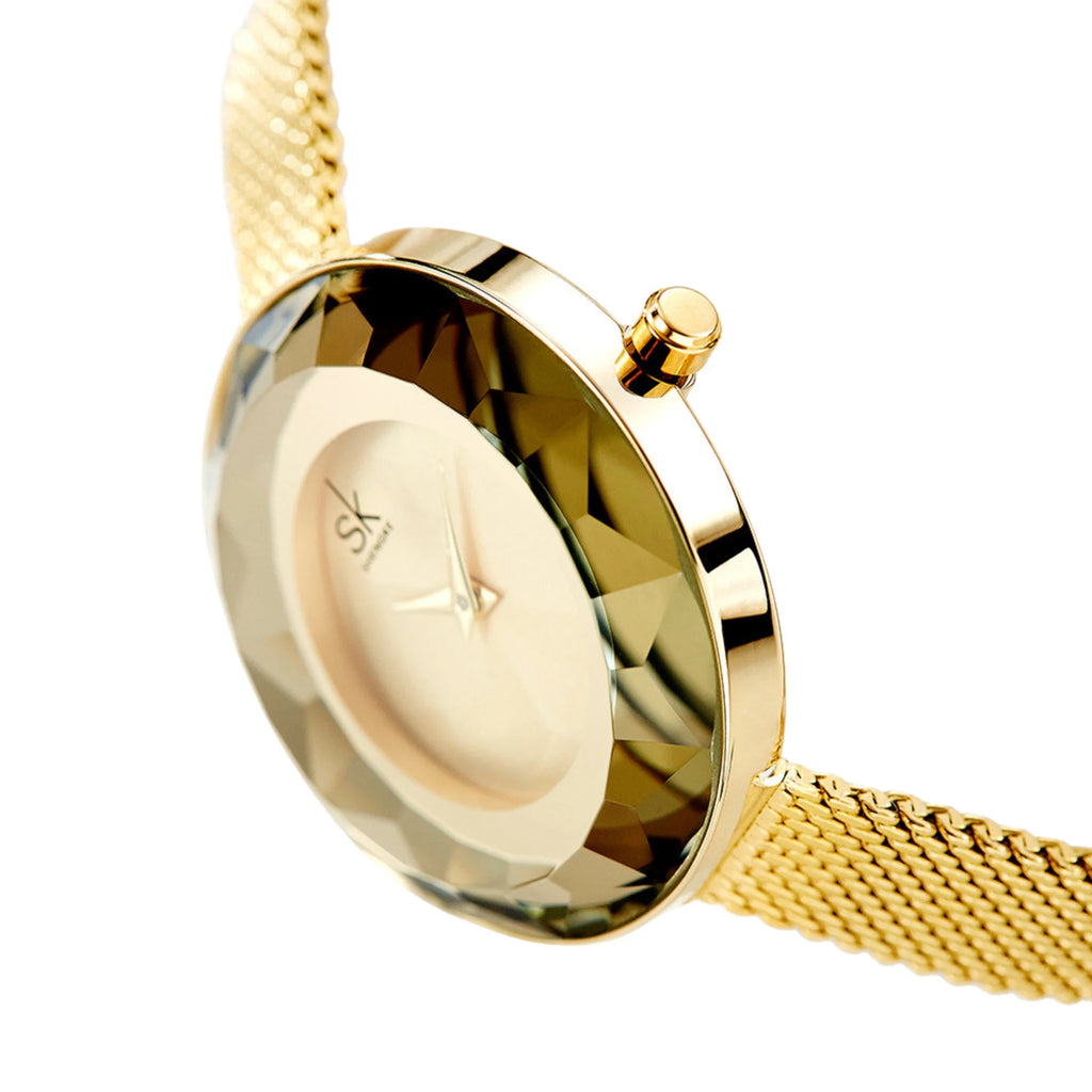 Seitliche Perspektive auf goldene Uhr mit klarer Kante und rundem Glaskörper