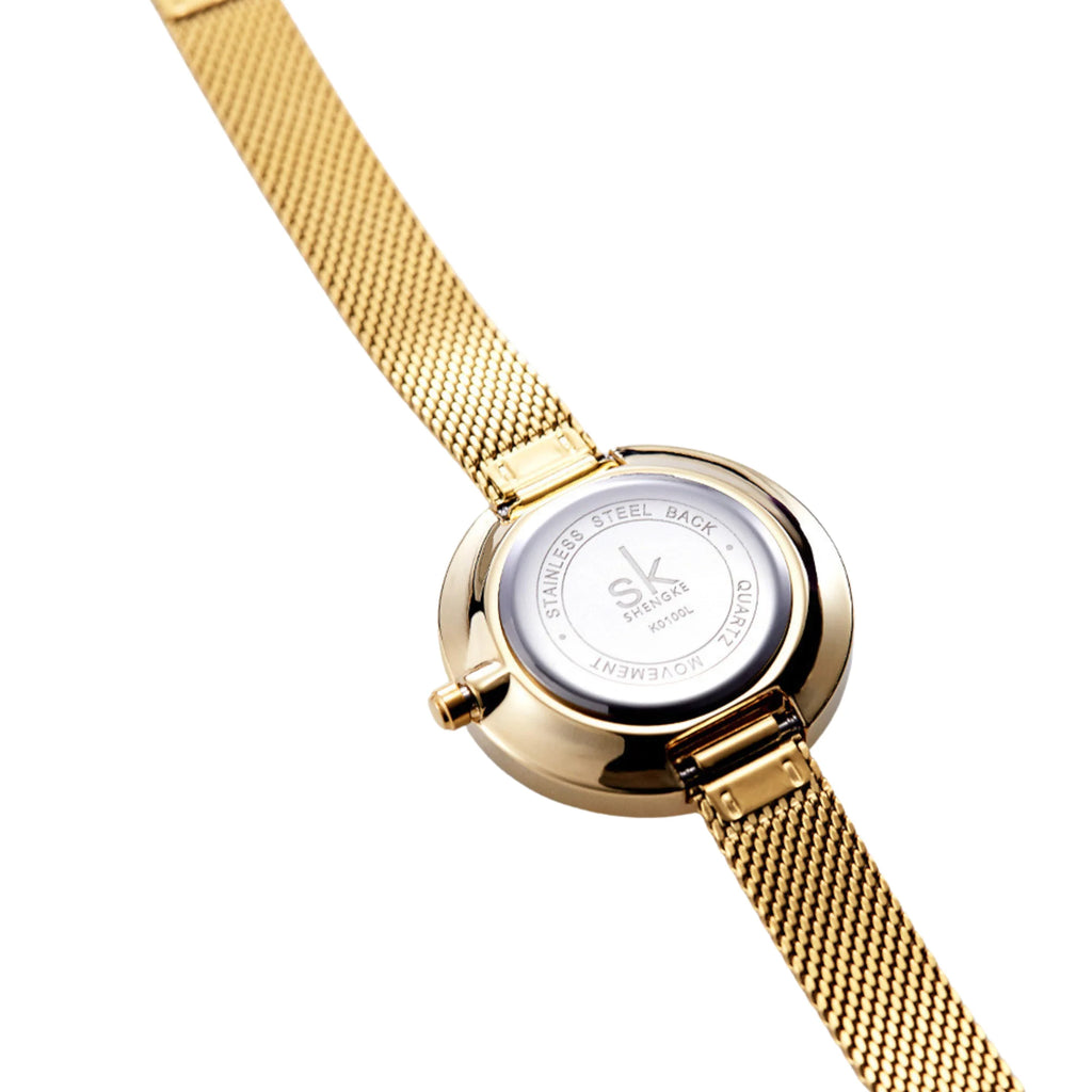 Rückseite einer Uhr mit goldfarbenem Gehäuse und Edelstahlboden