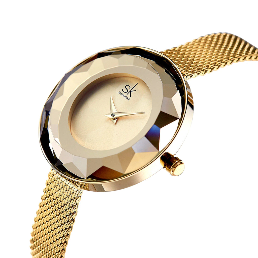 Goldene Uhr mit schrägem Blick auf das facettierte Gehäuse und Metallband