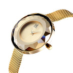 Goldene Uhr mit schrägem Blick auf das facettierte Gehäuse und Metallband