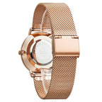 Rückansicht einer Uhr mit roségoldenem Meshband und Edelstahlverschluss