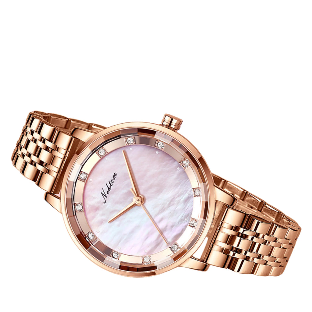 Nahaufnahme einer Uhr mit perlmuttfarbenem Zifferblatt und Roségoldgehäuse.