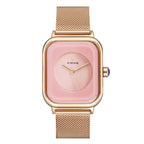 Roségoldene Uhr mit zartem rosa Zifferblatt und fein gewebtem Mesharmband.