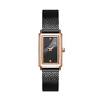Rechteckige Uhr mit schwarzem Band und roségoldenem Gehäuse, reduzierter Look