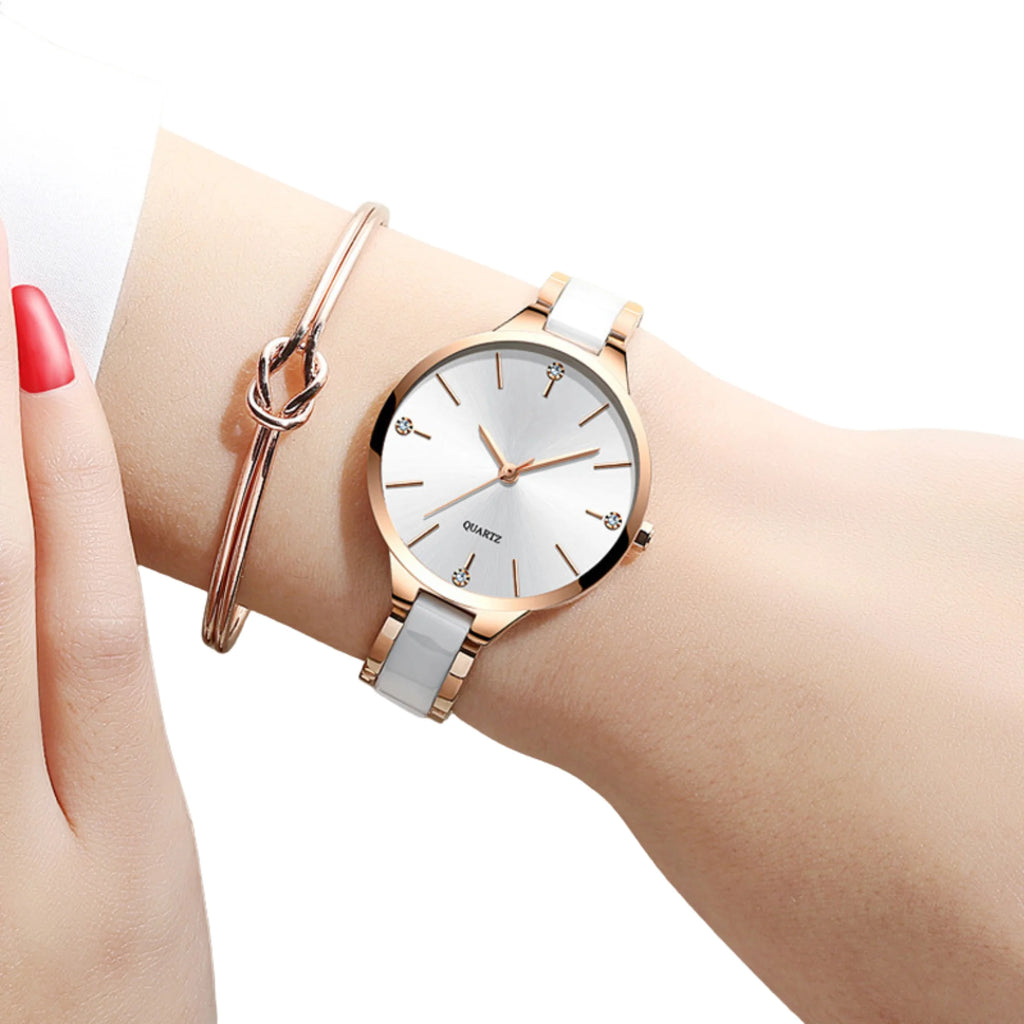 Uhr in Weiss und Roségold am Handgelenk, mit klarem Zifferblatt und Glanzband