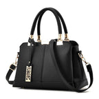 Schwarze PU-Tasche im Kompaktformat – glatte Linien, goldene Details, ideal für City oder Business