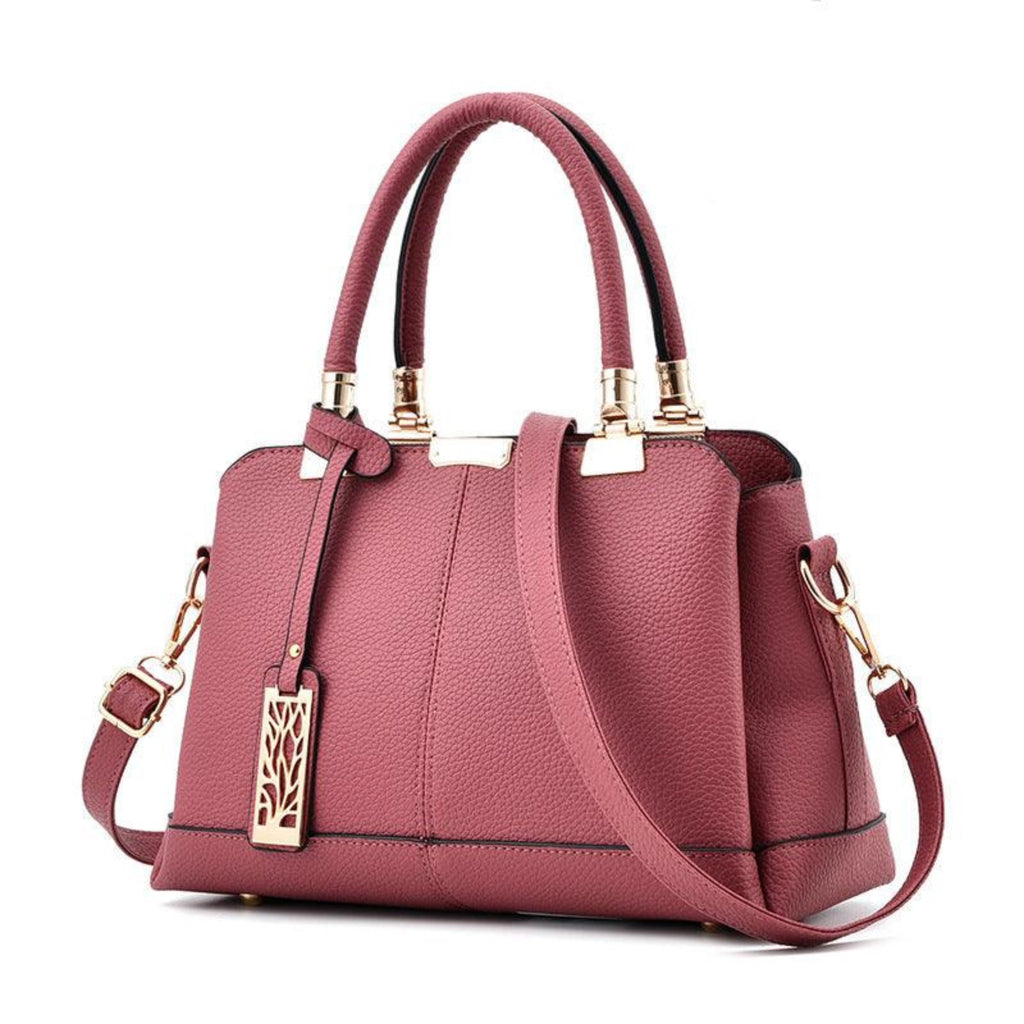 Kompakte Schultertasche in Rosewood Blush – strukturierte Oberfläche, goldene Akzente, eleganter Look