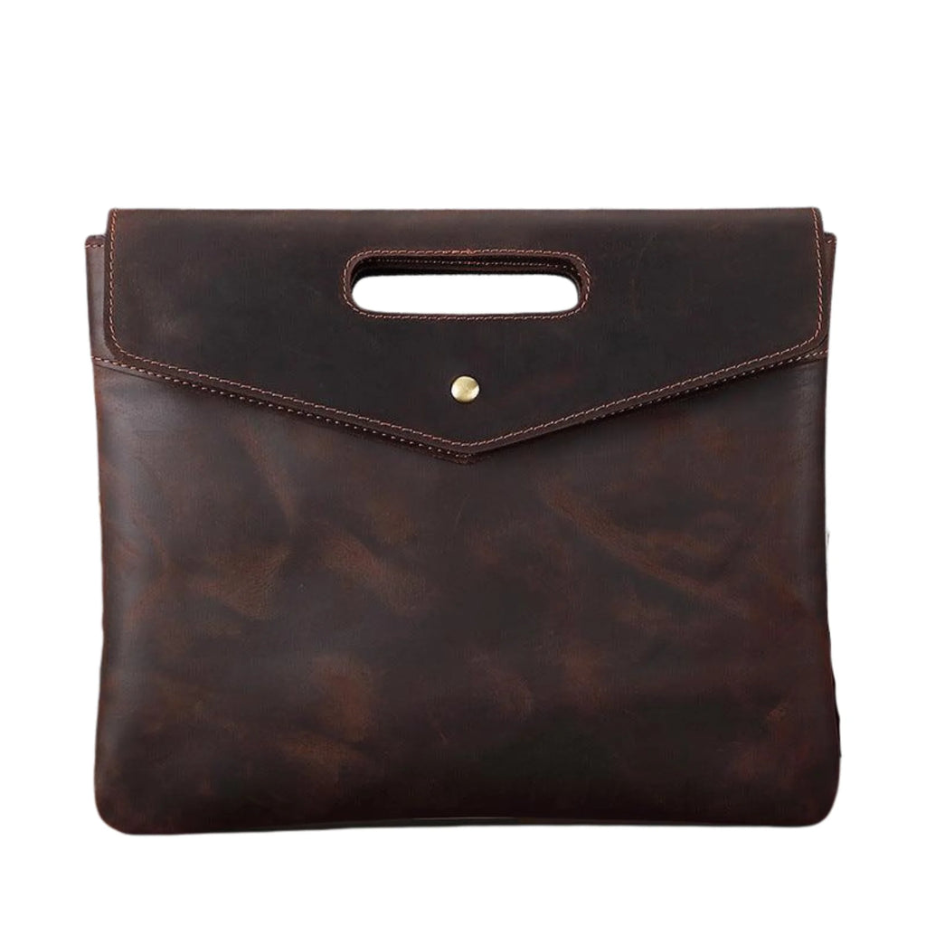 Umschlagtasche aus dunkelbraunem Leder mit sichtbarer Patina und schmaler Silhouette