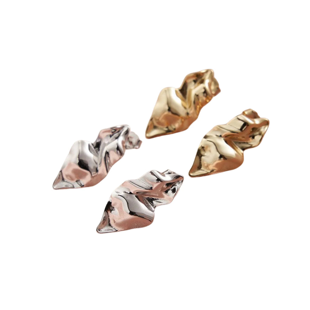 Zwei Varianten der ungeformten Ohrringe – Gold, Silber, Rosé, jeweils in asymmetrischer Form