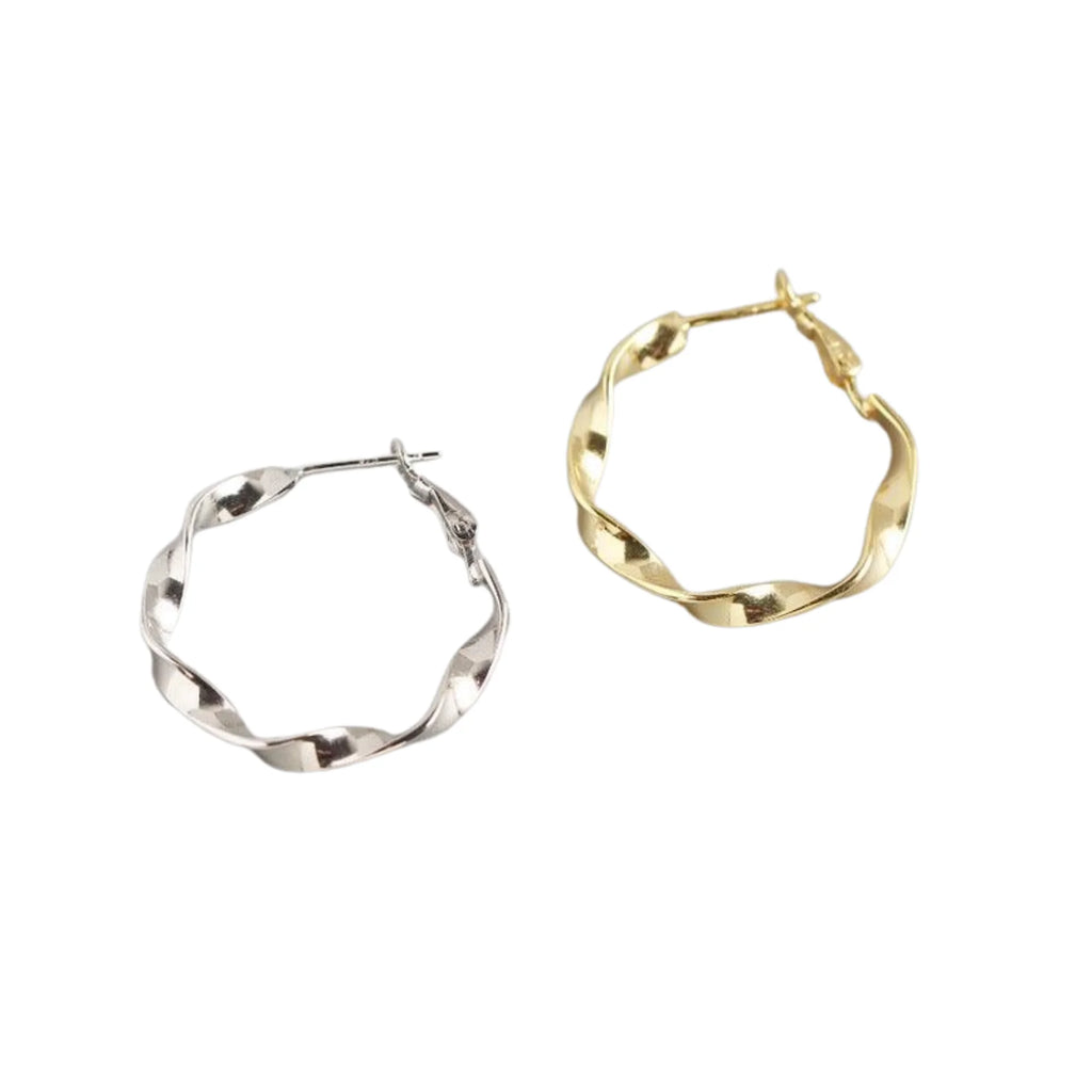 Silberne und goldene Creole nebeneinander – klar sichtbar, ohne Muster oder Prägung