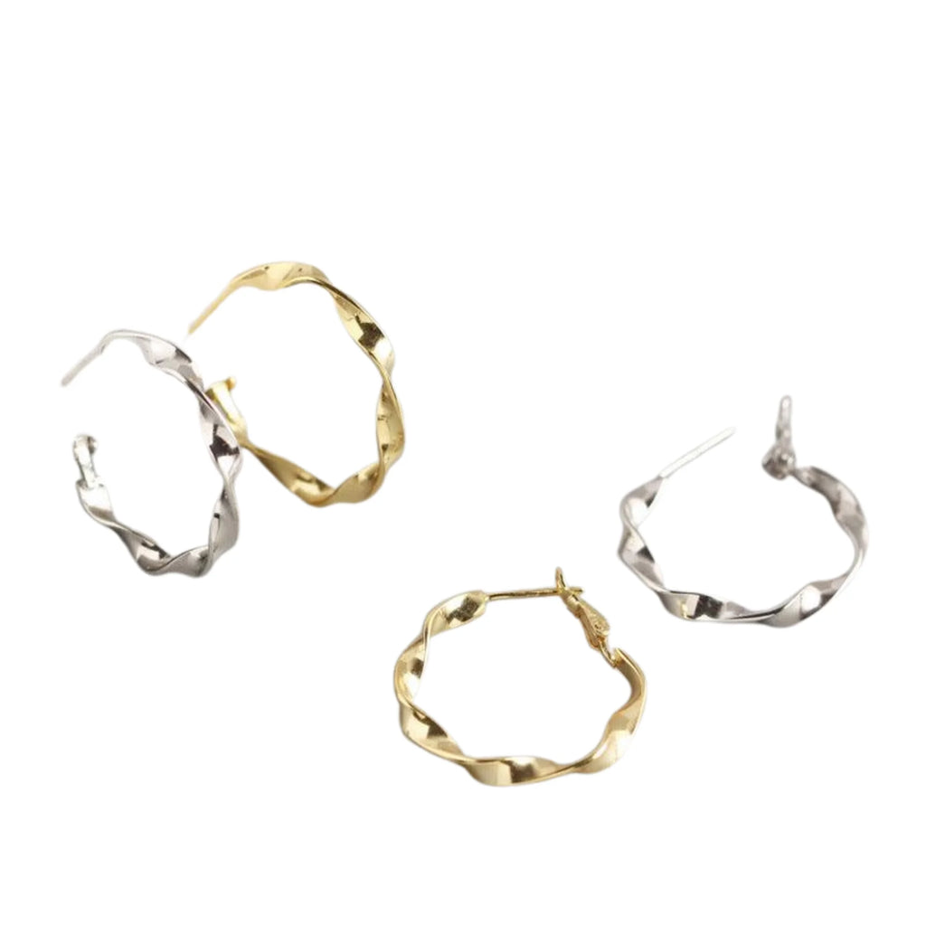 Zwei glatt verdrehte Creolen in Silber und Gold – technisch getrennt, ohne Gravur