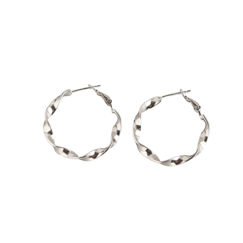 Zwei silberne Creolen – ruhig geführt, geometrisch verdreht, ohne Glanzeffekt