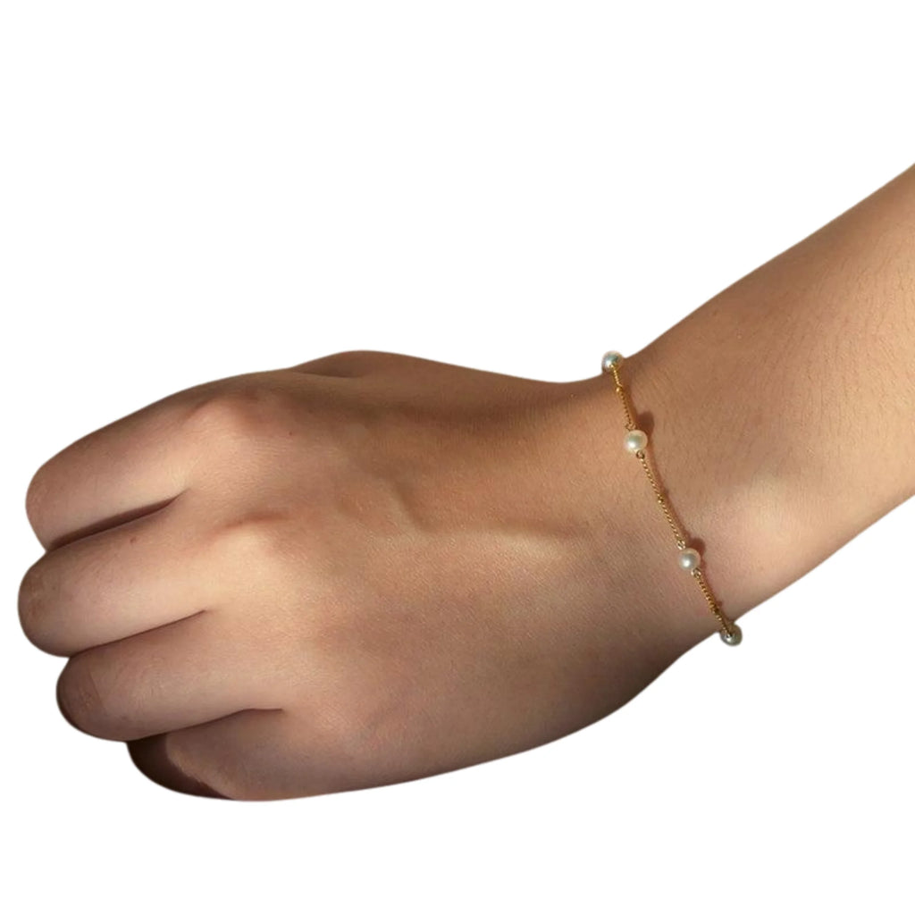 Minimalistisches 14K Armband mit Naturperlen – dezent und fein auf der Haut sichtbar