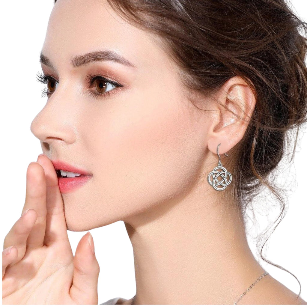 Hakenohrringe aus 925 Silber mit verschlungenem Linienmuster – technisch geführt, ohne Symbolik