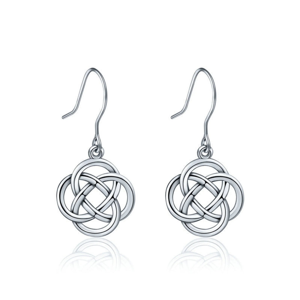 Geflochtene Ohrringe aus Silber als Paar – ruhige Linienform ohne Gravur oder Aussage