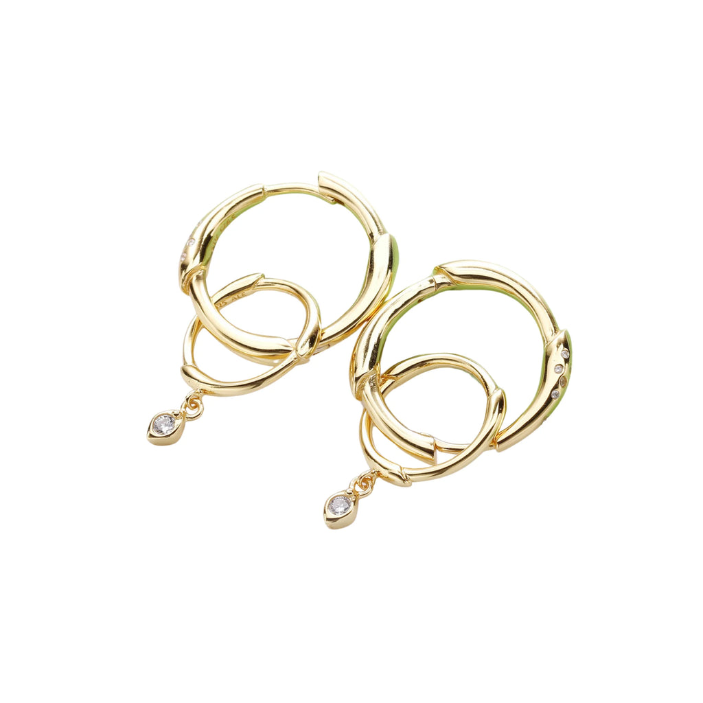 Zwei goldene Creolen flach gelegt – ineinanderliegend, mit Zirkon