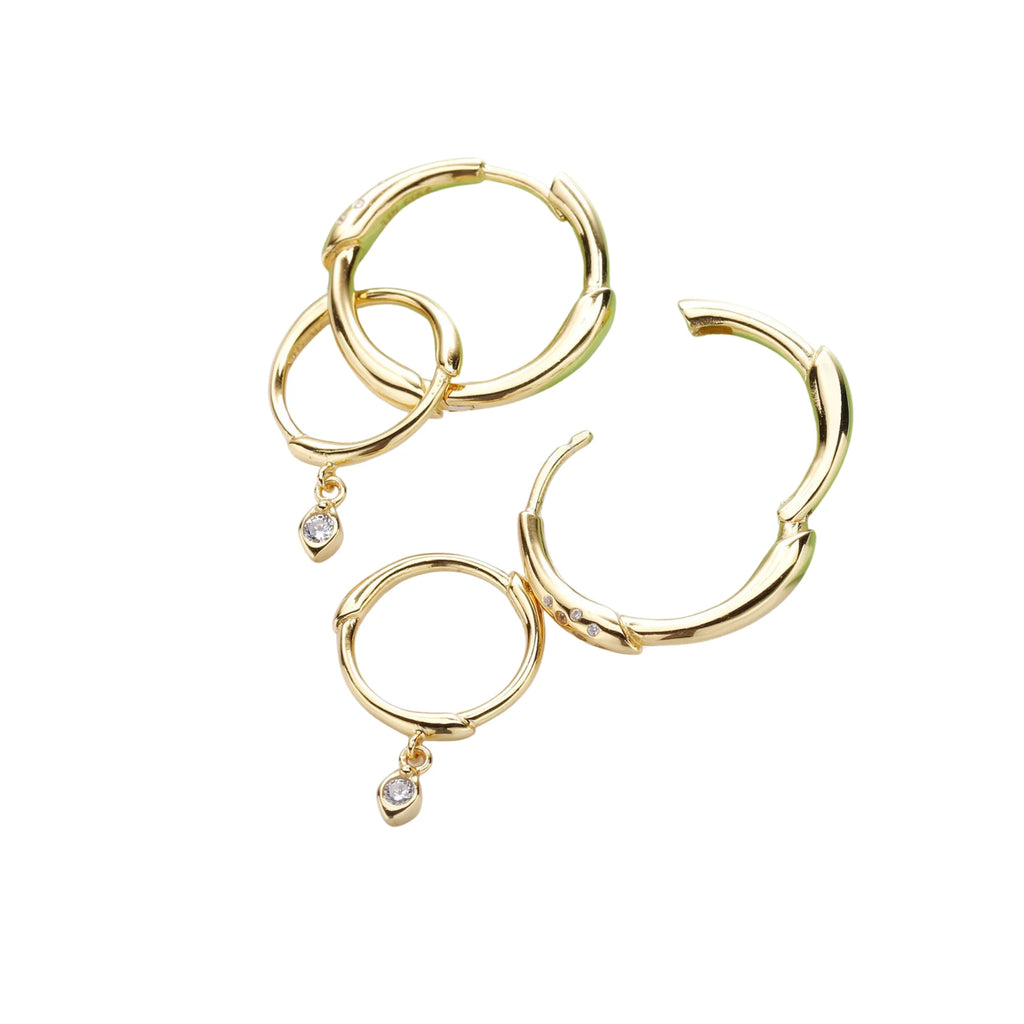 Goldene Creolen mit sichtbarem Klappmechanismus und rundem Zirkon